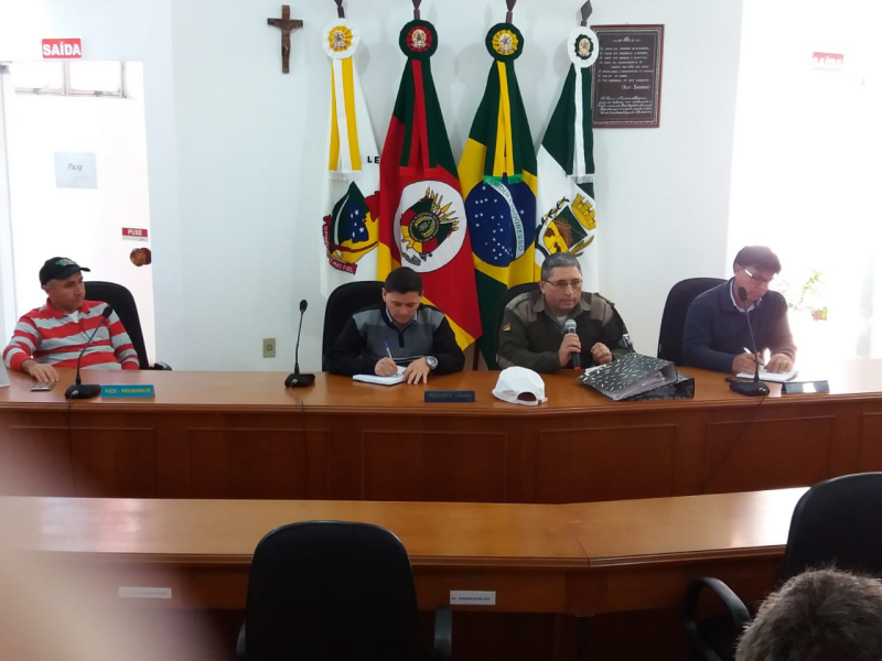 Reunião com o Tenente da Brigada Militar sobre segurança